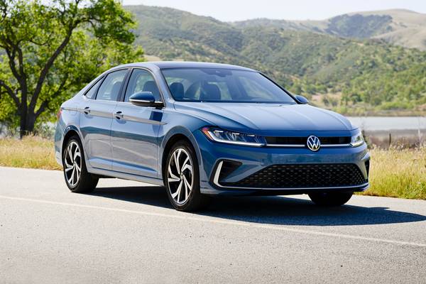 VOLKSWAGEN GOLF E T-ROC: NUOVI IBRIDI DA 136 CV PER UN FUTURO SOSTENIBILE