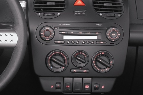 2007 Volkswagen New Beetle 2.5 2dr Hatchback Center Console