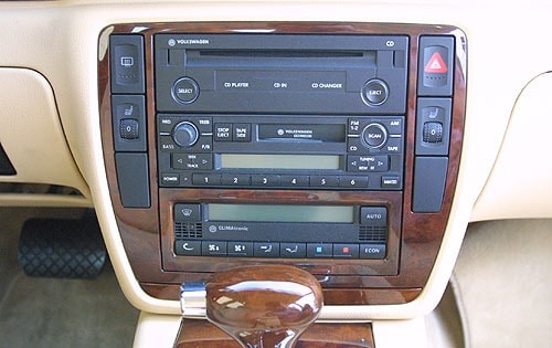 2002 Volkswagen Passat GLX 4Motion Center Console w/Auto Shown