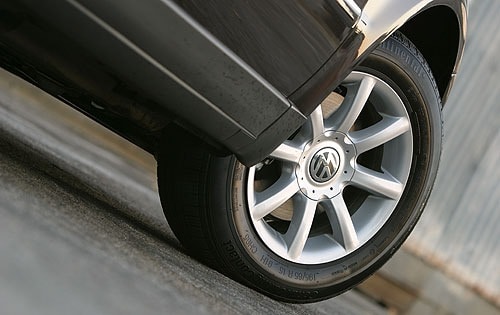 2004 Volkswagen Passat GLS TDI Sedan Wheel Detail