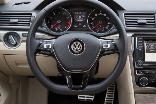 2016 Volkswagen Passat V6 SEL Premium Sedan Steering Wheel Detail