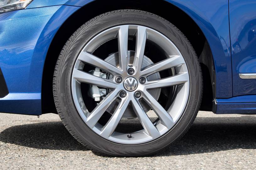 2019 Volkswagen Passat Pictures - 79 Photos | Edmunds