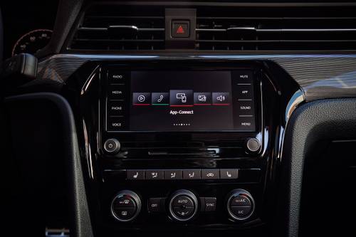 2022 Volkswagen Passat R-Line Sedan Center Console