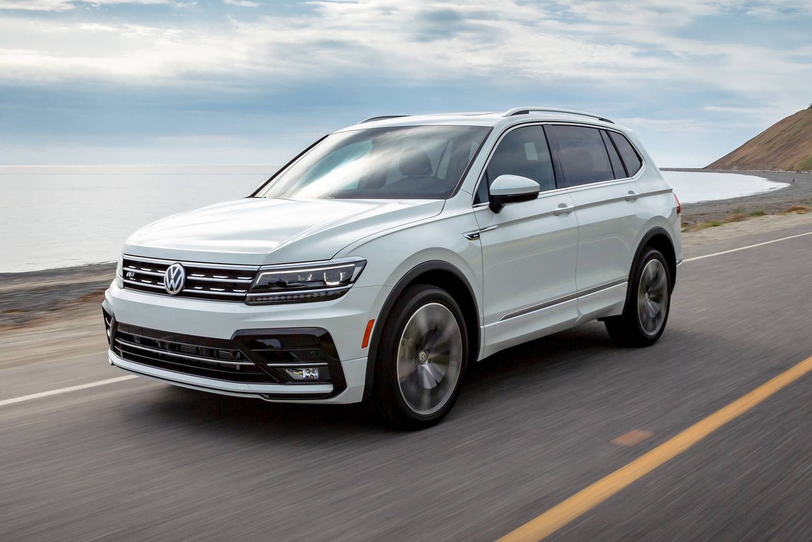 Volkswagen Tiguan ホワイト SUV hq720.jpg?sqp=-