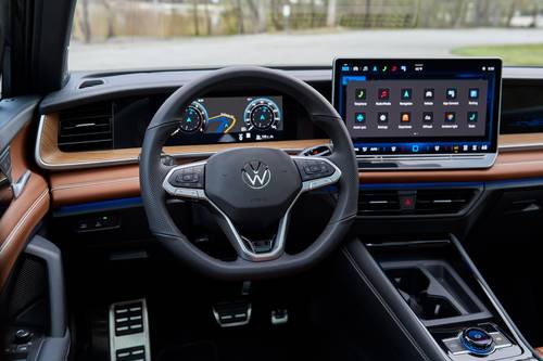 2025 Volkswagen Tiguan SEL R-Line 4dr SUV Steering Wheel Detail