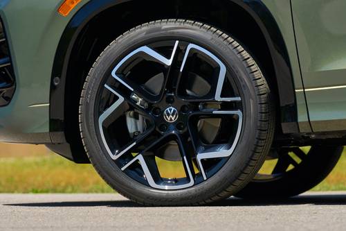 2025 Volkswagen Tiguan SEL R-Line 4dr SUV Wheel