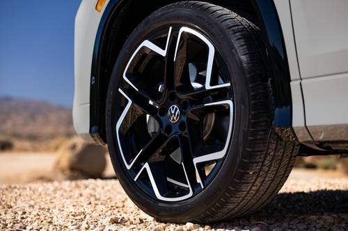 2025 Volkswagen Tiguan SEL R-Line 4dr SUV Wheel