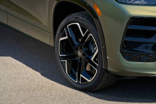 2025 Volkswagen Tiguan SEL R-Line 4dr SUV Wheel