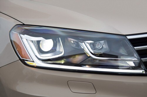 2016 Volkswagen Touareg TDI Executive 4dr SUV Headlamp Detail
