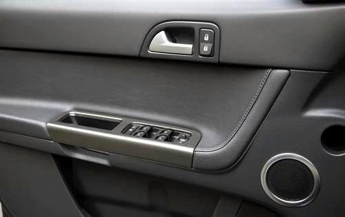 2010 Volvo S40 T5 R-Design Interior Door Panel Detail