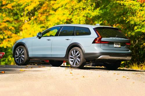 2025 Volvo V90 Cross Country B6 Ultra Wagon Exterior Shown