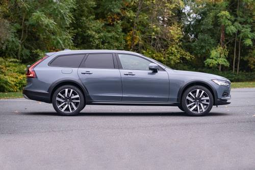 2025 Volvo V90 Cross Country B6 Ultra Wagon Profile Shown