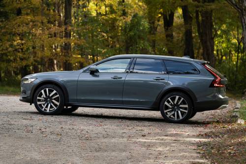 2025 Volvo V90 Cross Country B6 Ultra Wagon Profile Shown