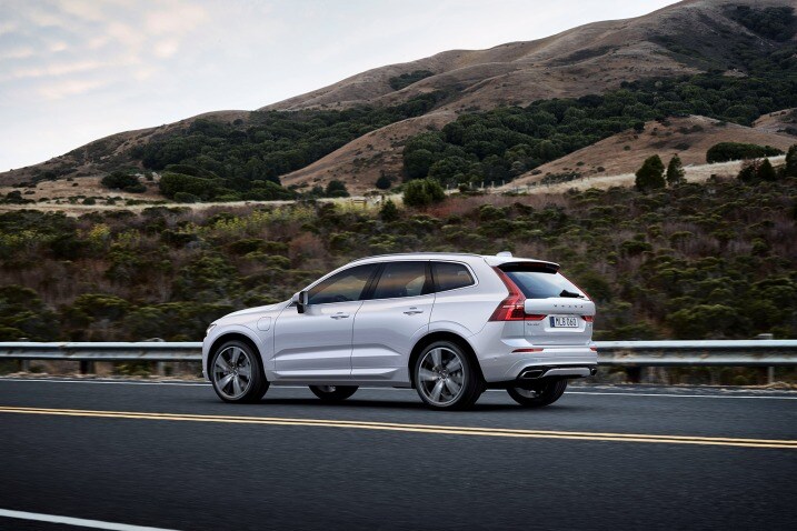 Best Hybrid Suvs Top Rated For 2019 Edmunds 2019 Volvo Xc60 T8 Action Rear 3 4